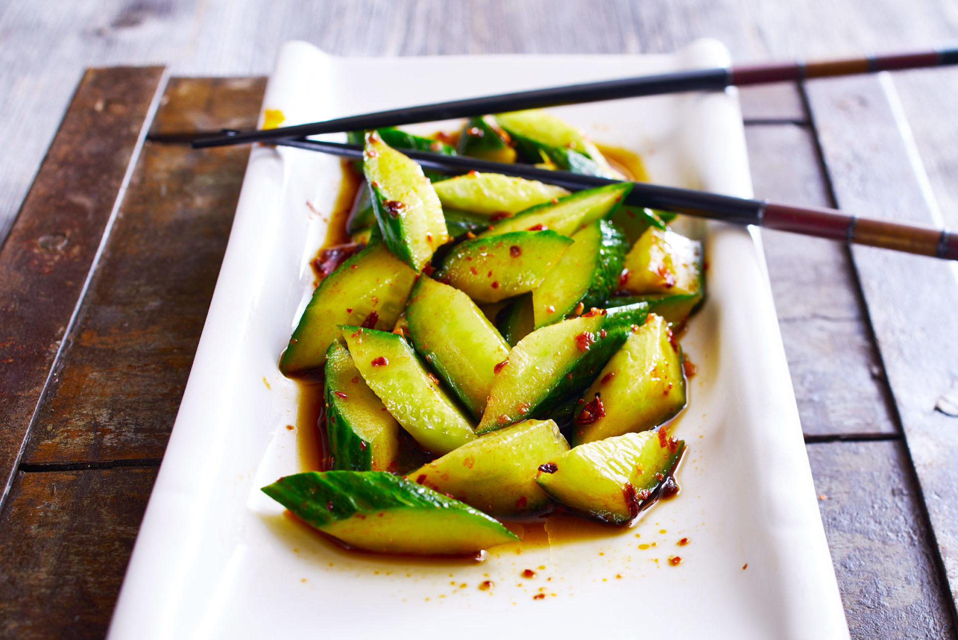 Gurkensalat mit chinesischem Reisessig und Knoblauch, sauer-scharf (vegetarisch)