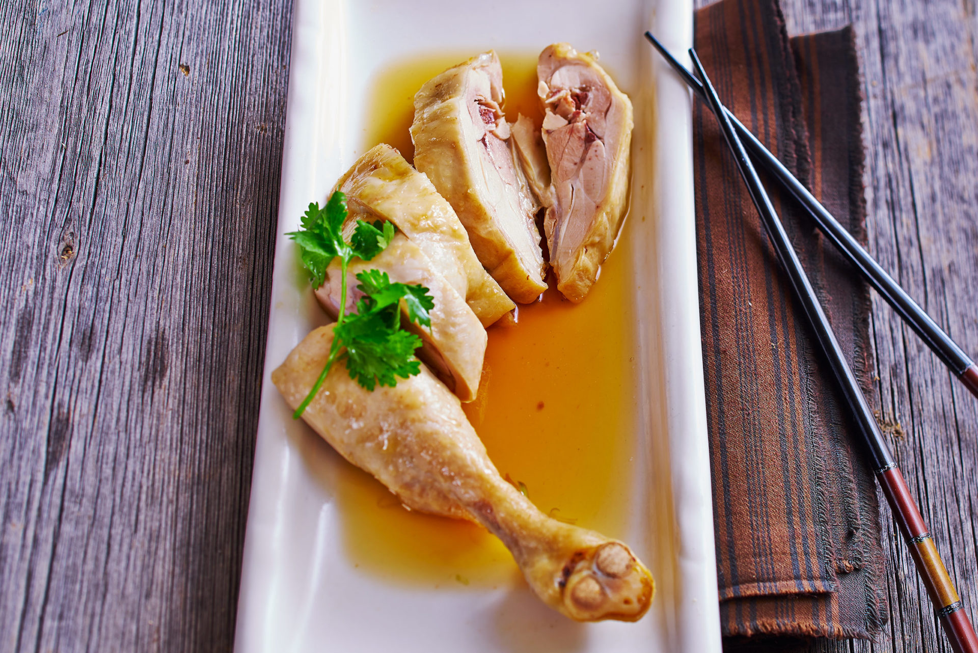 Betrunkenes Huhn - Hähnchenschenkel in chinesischer Schnapssauce eingelegt, mit Ingwer und Szechuan-Pfeffer