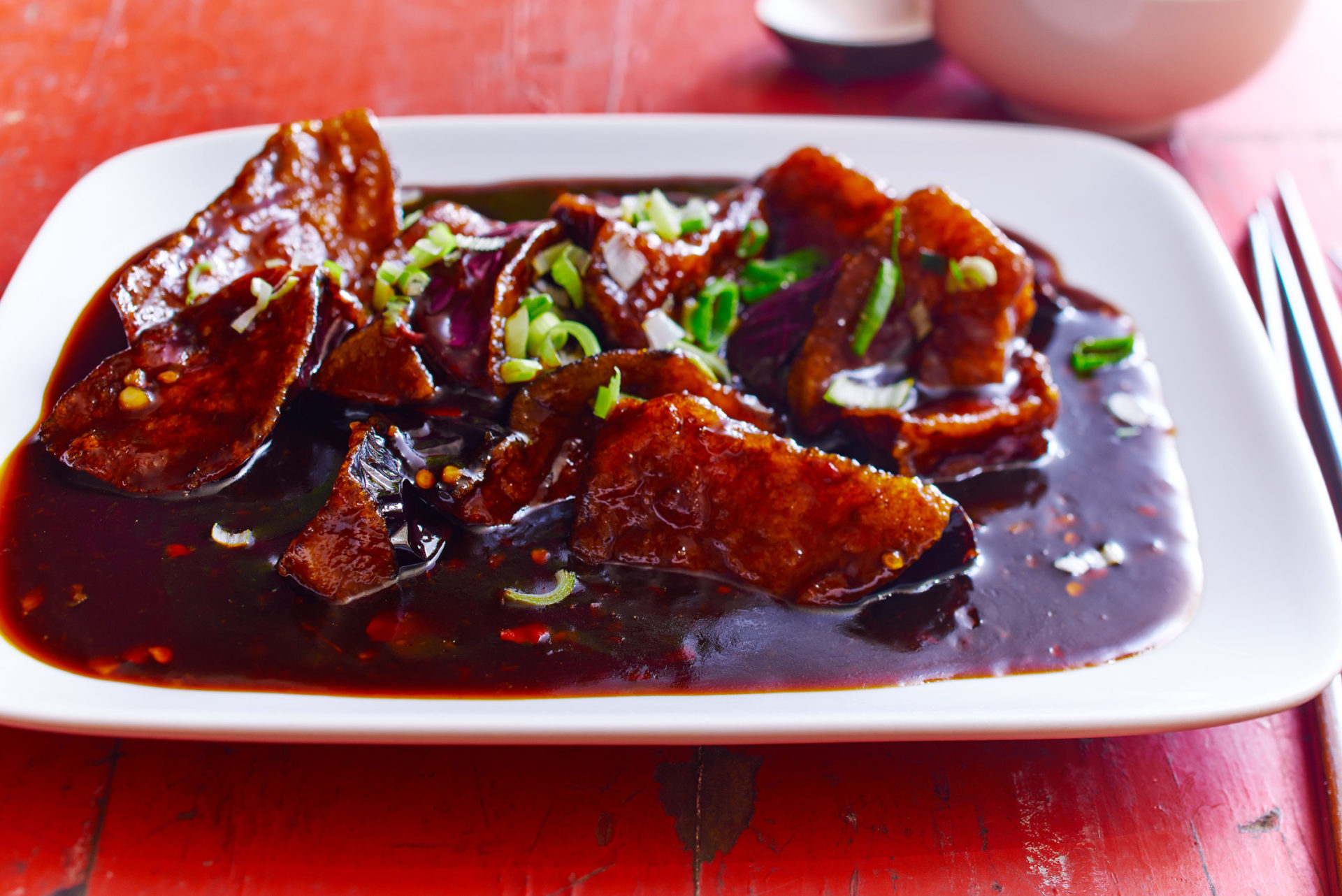 Fisch ohne Flossen - gebratene Aubergine nach Szechuan Art mit Knoblauch, süß-sauer-scharf