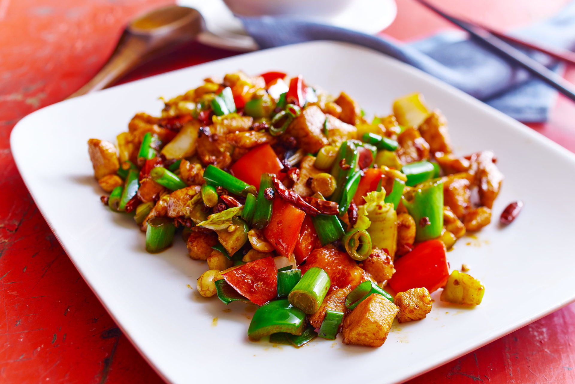 Gong Bao Huhn - gebratene Hühnerbrust mit Paprika, Gemüse, Erdnüssen und Knoblauch