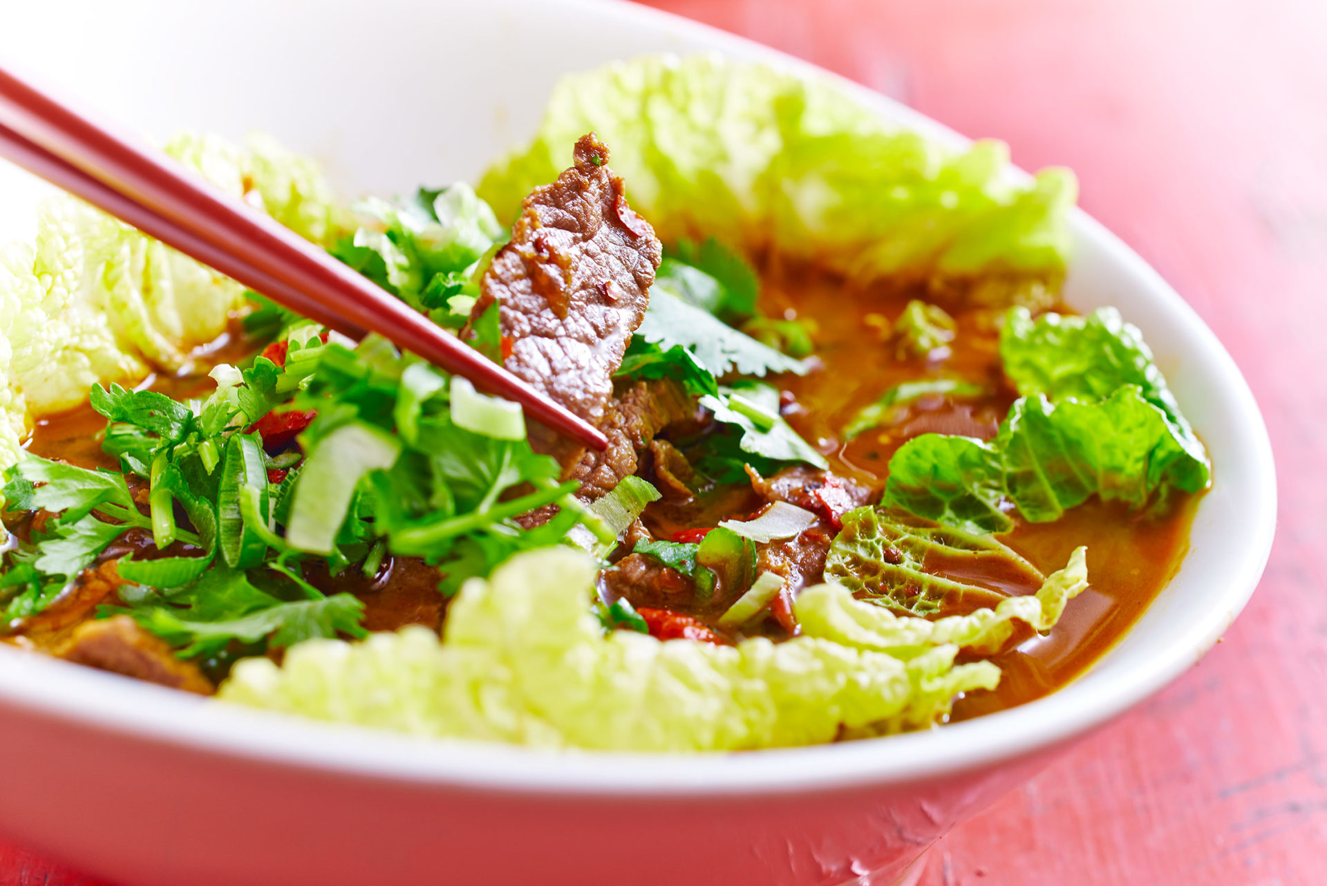 Rindfleisch nach Bauernart mit Gemüse und Knoblauch in scharfer Suppe