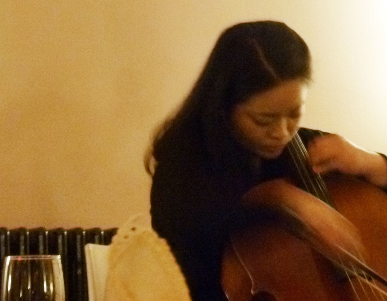 Tseng Hsien-Wen spielt Cello in Tangs Kantine