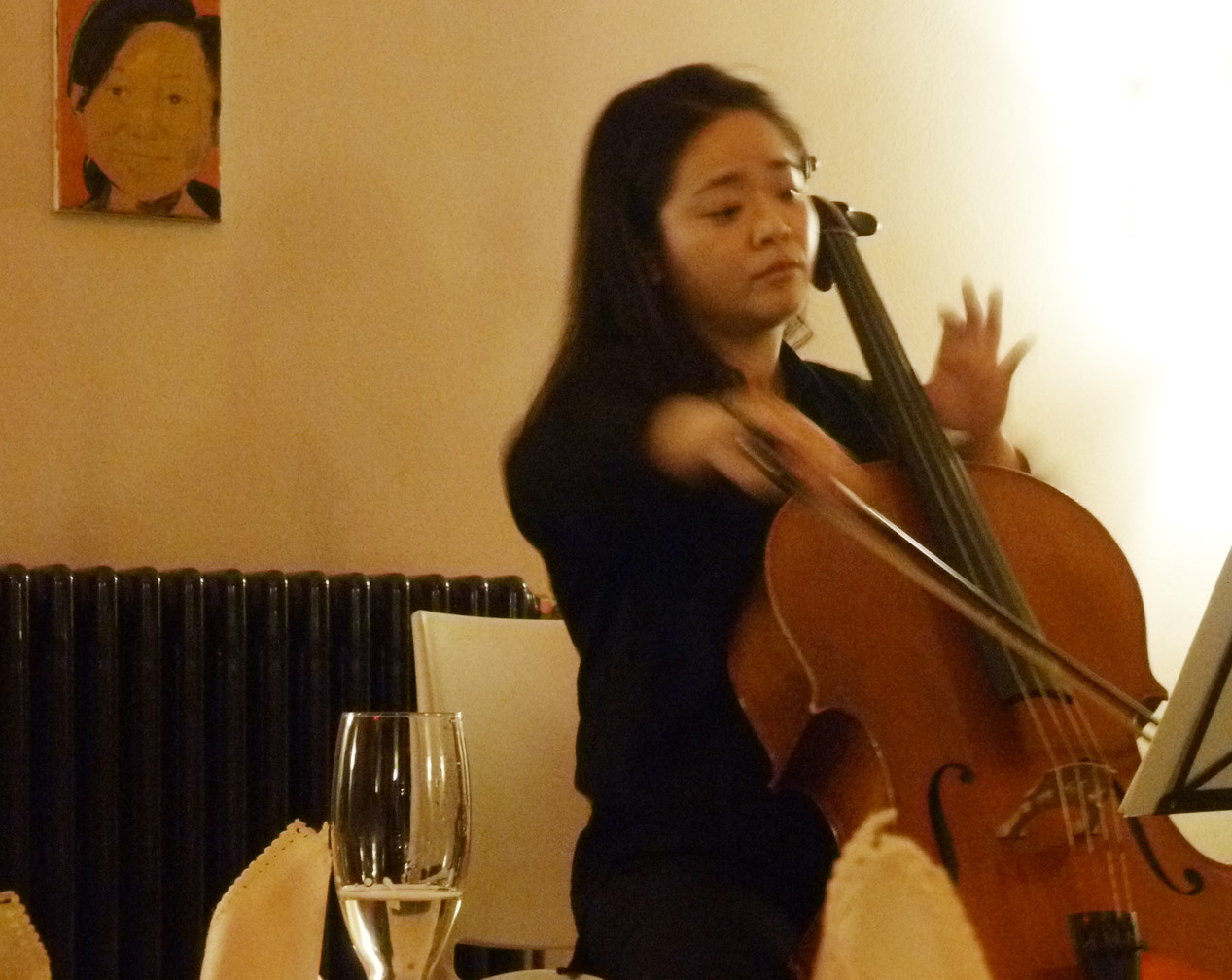 Tseng Hsien-Wen spielt Cello in Tangs Kantine